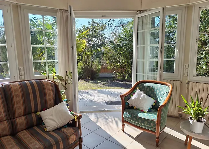 Pensión Lé Luquentia, Demeure De Charme, Piscine, Grand Jardin, Spa, Billard